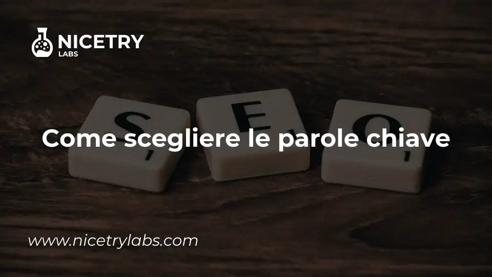 L'immagine mostra tre tessere del gioco dello Scarabeo con le lettere "S", "E" e "O", che formano l'acronimo "SEO". In primo piano, al centro, c'è la scritta "Come scegliere le parole chiave" in bianco su sfondo scuro. In alto a sinistra compare il logo di Nicetry Labs, mentre in basso a sinistra è presente l'indirizzo del sito web "www.nicetrylabs.com".